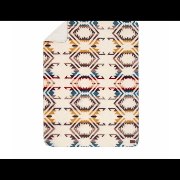 Pendleton Sherpa fleece throw 50”x70” - Picture 3 of 3